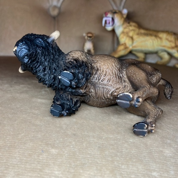 Animal Figurine Set - Buffalo, Sabre Toothed Tiger, and Cheetah Cub - Picture 5 of 16
